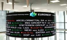 Des courses de Bourse affichés dans le bâtiment d'Euronext à La Défense, le quartier d'affaires de Paris, le 10 mai 2024 ( AFP / DIMITAR DILKOFF )