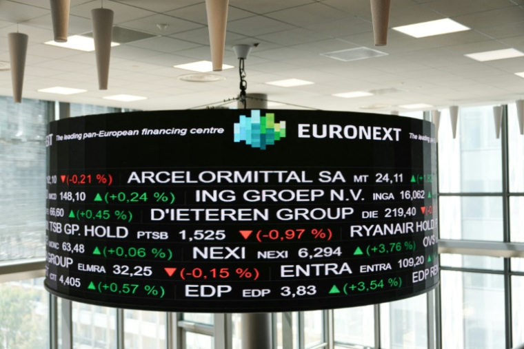 Des courses de Bourse affichés dans le bâtiment d'Euronext à La Défense, le quartier d'affaires de Paris, le 10 mai 2024 ( AFP / DIMITAR DILKOFF )