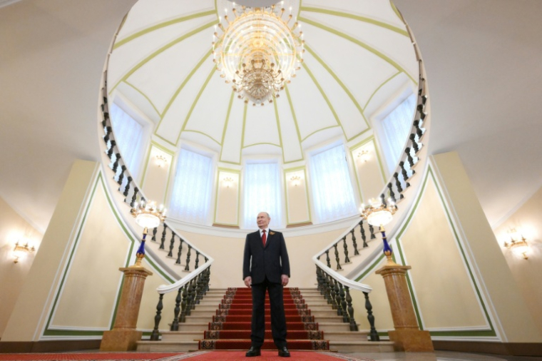 Le président russe Vladimir Poutine s'apprêtant à accueillir des dirigeants étrangers au Kremlin, à l'occasion des commémorations de la fin de la Seconde Guerre mondiale, le 9 mai 2026 à Moscou ( POOL / Grigory SYSOYEV )