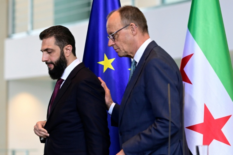 Le chancelier allemand Friedrich Merz (d) et le président syrien Ahmad al-Chareh à Berlin, le 30 avril 2026 ( AFP / John MACDOUGALL )