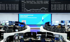 Le graphique de l'indice boursier allemand DAX est photographié à la bourse de Francfort