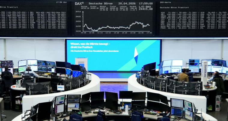 Le graphique de l'indice boursier allemand DAX est photographié à la bourse de Francfort