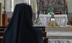 Le père Bachar Fawadleh, curé de l'Eglise latine, officie dans son village de Taybeh, en Cisjordanie occupée, le 22 juin 2026  ( AFP / Zain JAAFAR )