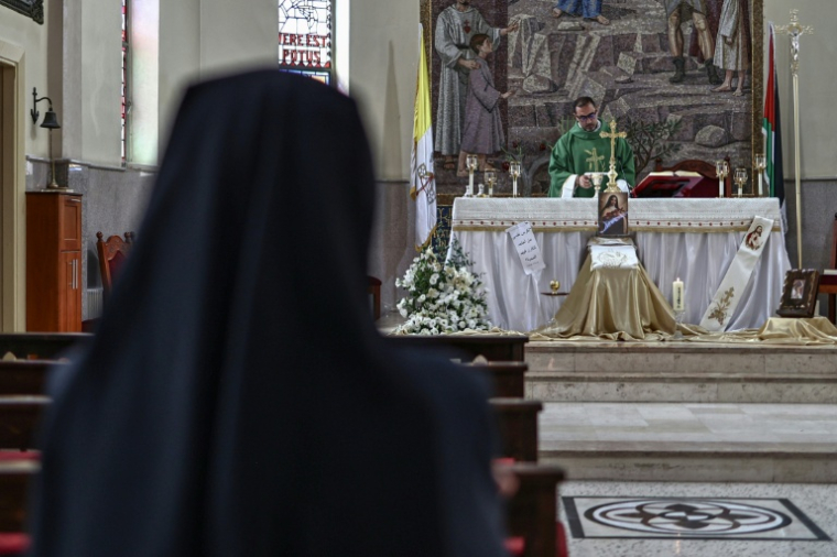 Le père Bachar Fawadleh, curé de l'Eglise latine, officie dans son village de Taybeh, en Cisjordanie occupée, le 22 juin 2026  ( AFP / Zain JAAFAR )