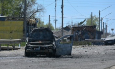 Une voiture endommagée sur le site d'une frappe russe à Merefa, une ville ukrainienne dans la région de Kharkiv, le 4 mai 2026 ( AFP / SERGEY BOBOK )