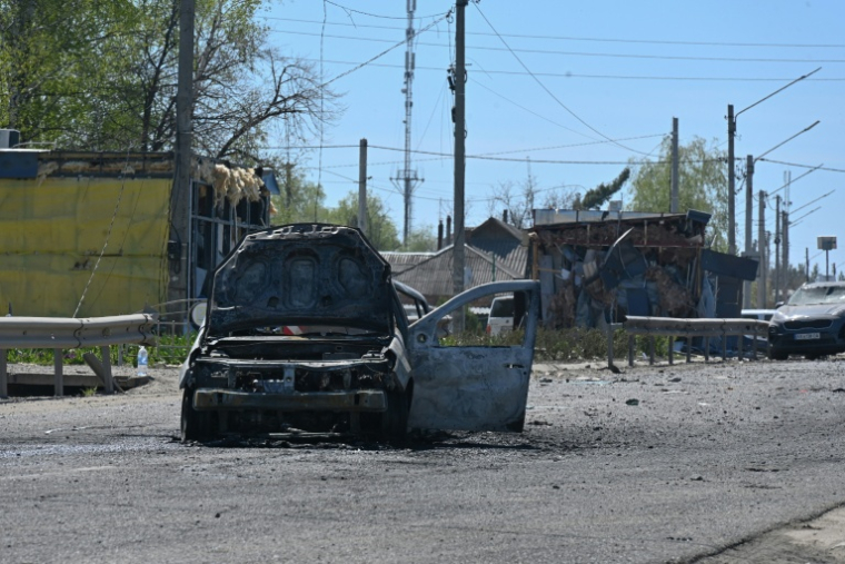 Une voiture endommagée sur le site d'une frappe russe à Merefa, une ville ukrainienne dans la région de Kharkiv, le 4 mai 2026 ( AFP / SERGEY BOBOK )