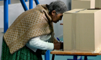 Une femme vote lors de l'élection présidentielle à La Paz, en Bolivie, le 17 août 2025 ( AFP / MARTIN BERNETTI )