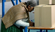 Une femme vote lors de l'élection présidentielle à La Paz, en Bolivie, le 17 août 2025 ( AFP / MARTIN BERNETTI )