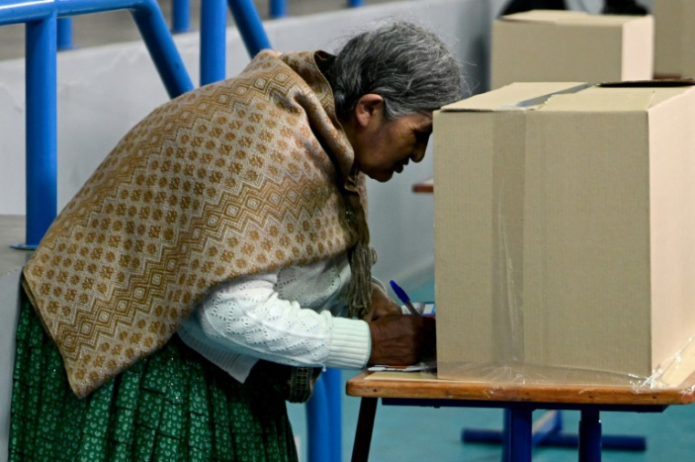 Une femme vote lors de l'élection présidentielle à La Paz, en Bolivie, le 17 août 2025 ( AFP / MARTIN BERNETTI )