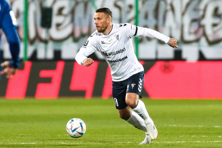 Le tacle horrible de Lukas Podolski lors d'un match de futsal