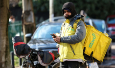 Un livreur étranger à Zagreb, le 3 février 2026 en Croatie ( AFP / MARKO PERKOV )