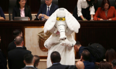 Le nouveau sénateur colombien et militant anticorruption, Luis Carlos Rúa, vêtu de son costume d'éléphant blanc, lors de la séance de prestation de serment au Congrès, le 20 juillet 2026 à Bogota ( AFP / ESTEBAN VEGA LA-ROTTA )