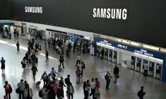 Un grand écran affiche le logo de Samsung dans une gare de Séoul, le 30 avril 2026 ( AFP / Jung Yeon-je )
