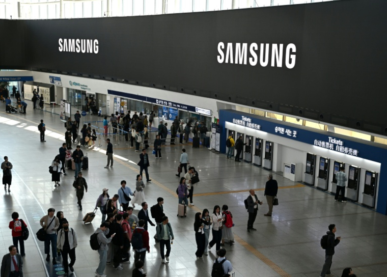 Un grand écran affiche le logo de Samsung dans une gare de Séoul, le 30 avril 2026 ( AFP / Jung Yeon-je )