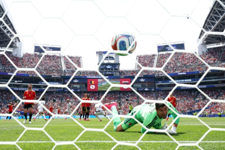 Le gardien belge Thibaut Courtois battu par l'Egyptien Emam Ashour lors du match de coupe du monde Belgique-Egypte lundi à Seattle. ( GETTY IMAGES NORTH AMERICA / ALEX GRIMM )