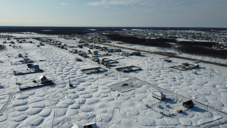 Vue aérienne de bosses formées par le dégel du pergélisol, connues sous le nom de "bylars" en langue iakoute, près du bourg de Tchouraptcha, à environ 135 kilomètres de la ville de Iakoutsk, en Sibérie orientale, le 29 mars 2025 ( AFP / Ekaterina ANISIMOVA )