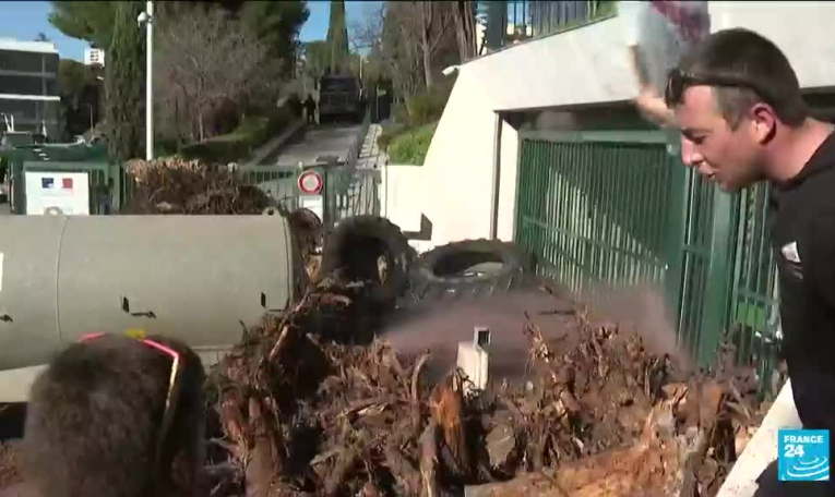 Agriculteurs français en colère : deux syndicats agricoles appellent au "blocus de Paris"