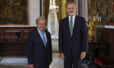 Le roi d'Espagne Felipe VI (d) pose avec le secrétaire général de l'ONU, Antonio Guterres, avant une réunion à la veille de la quatrième conférence internationale des Nations unies sur le financement du développement, à Séville, le 29 juin 2025 ( POOL / Chema Moya )