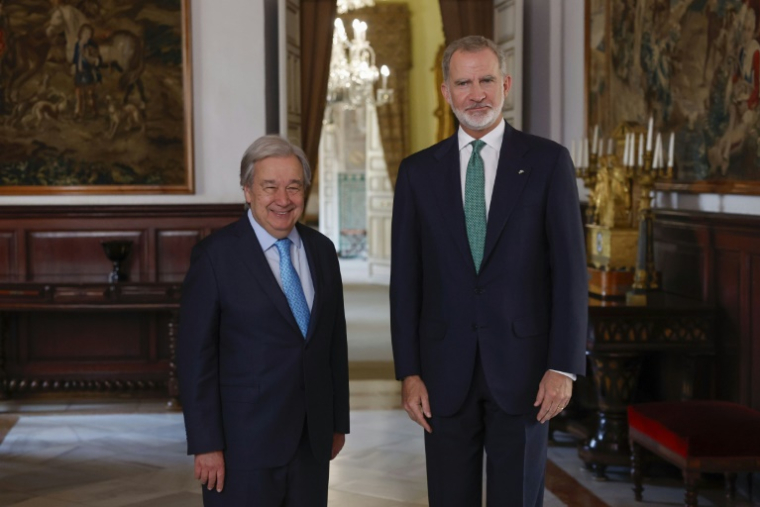 Le roi d'Espagne Felipe VI (d) pose avec le secrétaire général de l'ONU, Antonio Guterres, avant une réunion à la veille de la quatrième conférence internationale des Nations unies sur le financement du développement, à Séville, le 29 juin 2025 ( POOL / Chema Moya )