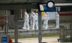 Des membres de la police scientifique sur le quai de la gare centrale de Hambourg, où au moins 12 personnes ont été blessées lors d'une attaque au couteau, le 23 mai 2025 en Allemagne ( AFP / Jonas Walzberg )
