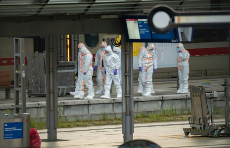 Des membres de la police scientifique sur le quai de la gare centrale de Hambourg, où au moins 12 personnes ont été blessées lors d'une attaque au couteau, le 23 mai 2025 en Allemagne ( AFP / Jonas Walzberg )