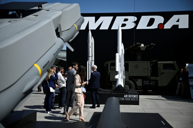 Des équipements militaires du missilier européen MBDA présenté au salon du Bourget, le 18 juin 2025 ( AFP / JULIEN DE ROSA )