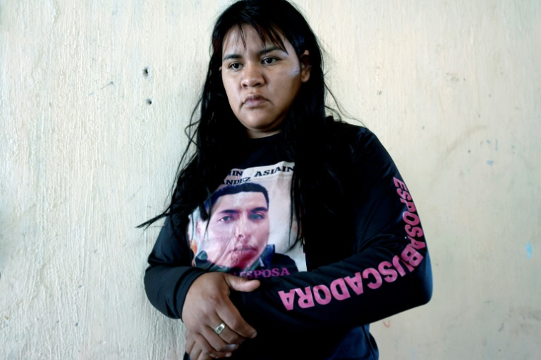 Rubi Cruz porte un vêtement avec la photo de son mari disparu depuis octobre 2021, Fermin Hernandez, lors d'un entretien avec l'AFP dans le nord-ouest du Mexique, le 4 avril 2025 ( AFP / ULISES RUIZ )
