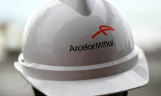 Un employé porte un casque comportant le logo d'ArcelorMittal, à Fos-sur-mer, le 22 février 2023 ( AFP / Christophe SIMON )