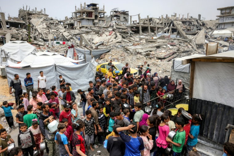 Des Palestiniens font la queue pour recevoir de la nourriture, à Beit Lahia, dans le nord de la bande de Gaza, le 24 avril 2025 ( AFP / Bashar TALEB )