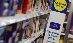 Le logo de la carte Clubcard est visible à l'intérieur d'un supermarché Tesco Extra à Londres