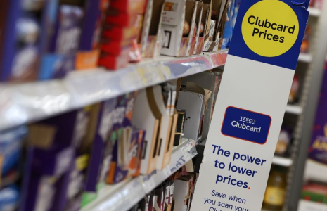 Le logo de la carte Clubcard est visible à l'intérieur d'un supermarché Tesco Extra à Londres