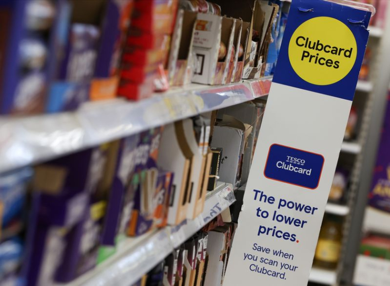 Le logo de la carte Clubcard est visible à l'intérieur d'un supermarché Tesco Extra à Londres
