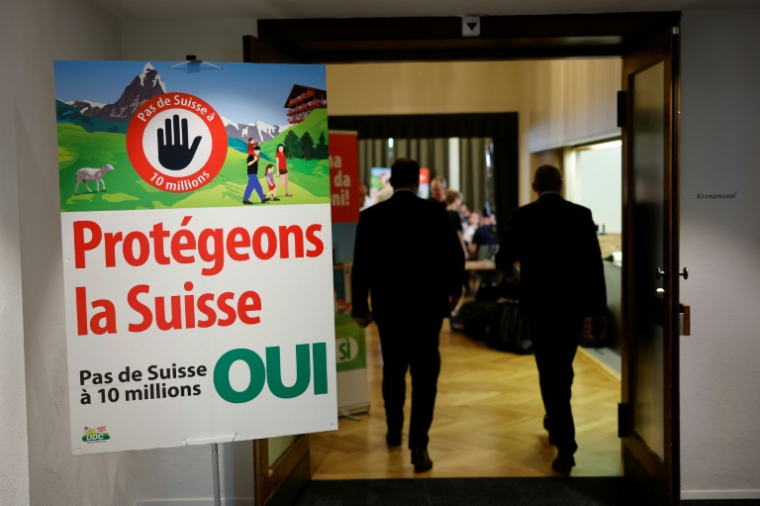 Une affiche électorale "Protégeons la Suisse, pas une Suisse de 10 millions d'habitants" lors du vote sur une proposition anti-immigration visant à plafonner la population du pays, le 14 juin 2026 à Aarberg, en Suisse ( AFP / STEFAN WERMUTH )