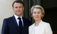 Le président français Emmanuel Macron accueille la présidente de la Commission européenne Ursula Von der Leyen au palais de l'Elysée, à Paris, le 27 mars 2025 ( AFP / Ludovic MARIN )