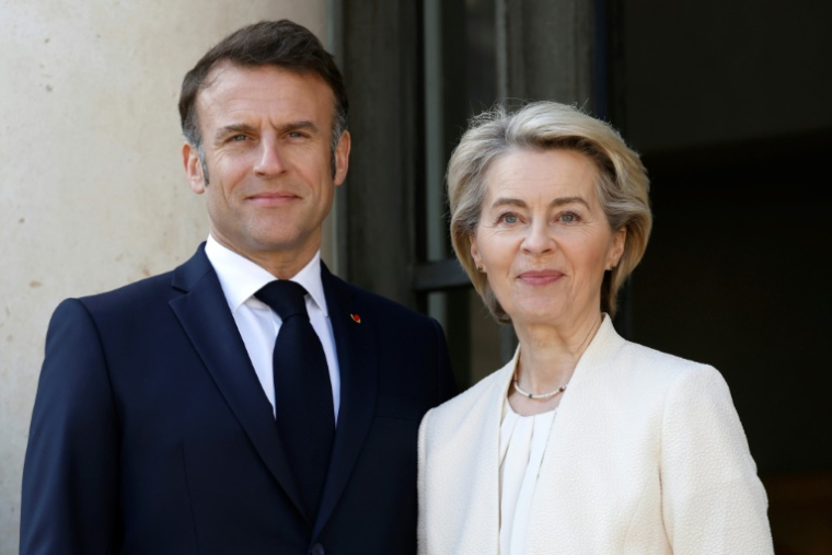 Le président français Emmanuel Macron accueille la présidente de la Commission européenne Ursula Von der Leyen au palais de l'Elysée, à Paris, le 27 mars 2025 ( AFP / Ludovic MARIN )