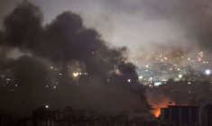 La fumée s'élève au-dessus de la banlieue sud de Beyrouth après une frappe israélienne, vue de Baabda
