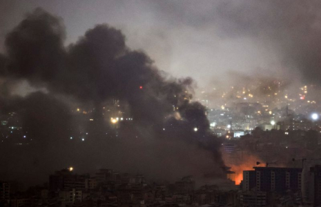 La fumée s'élève au-dessus de la banlieue sud de Beyrouth après une frappe israélienne, vue de Baabda