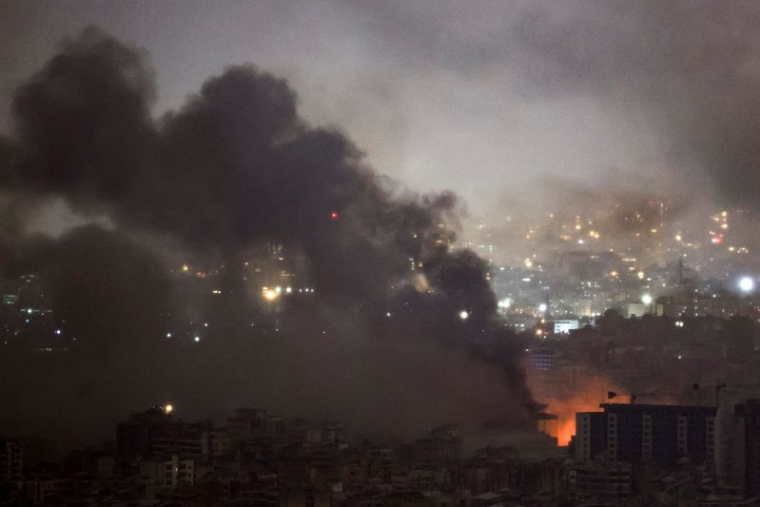 La fumée s'élève au-dessus de la banlieue sud de Beyrouth après une frappe israélienne, vue de Baabda