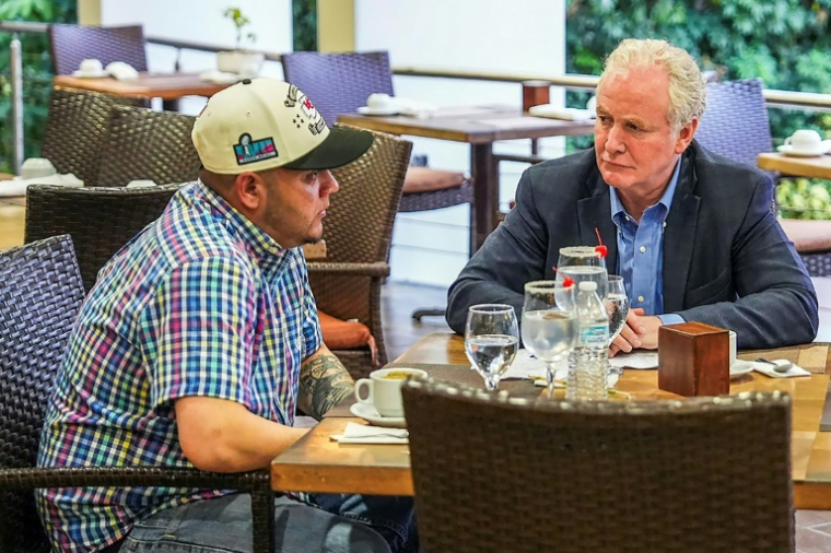 Photo obtenue sur le compte X du président salvadorien Nayib Bukele, montrant le sénateur américain Chris Van Hollen (d) lors d'une rencontre avec le migrant salvadorien Kilmar Abrego Garcia, expulsé à tort vers son pays d'origine, dans un hôtel de San Salvador, le 17 avril 2025 ( Compte X du président salvadorien Nayib Bukele / - )