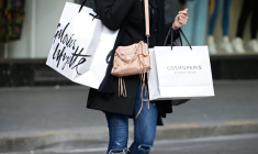 Une femme fait du shopping à Paris
