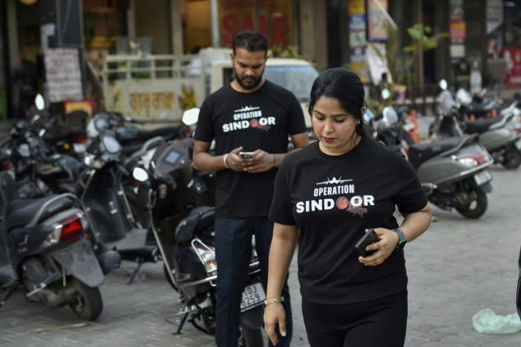 Des personne portent des t-shirts Opération SINDOOR à Ludhiana, en Inde, le 17 mai 2025 ( AFP / Shammi MEHRA )