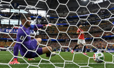 L'attaquant égyptien Mohamed Salah (D) marque son tir au but face à l'Australien Mathew Ryan, à Arlington, au Texas, le 3 juillet 2026 ( AFP / Paul ELLIS )