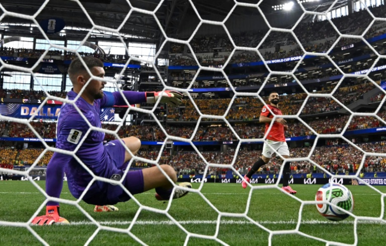 L'attaquant égyptien Mohamed Salah (D) marque son tir au but face à l'Australien Mathew Ryan, à Arlington, au Texas, le 3 juillet 2026 ( AFP / Paul ELLIS )