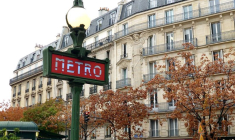 Un panneau indiquant le métro parisien dans le centre de Paris