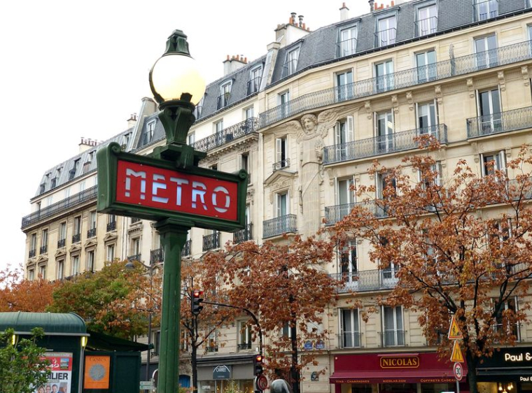 Un panneau indiquant le métro parisien dans le centre de Paris