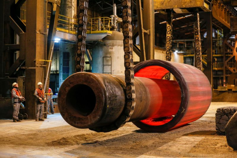 Des ouvriers sont vus dans une fonderie