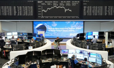Le graphique de l'indice allemand des prix des actions DAX est photographié à la bourse de Francfort