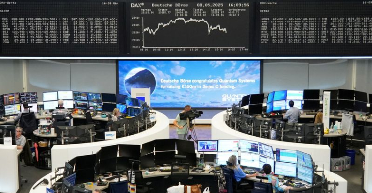 Le graphique de l'indice allemand des prix des actions DAX est photographié à la bourse de Francfort