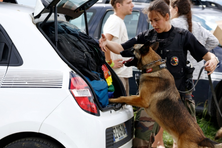 Inspection d'une voiture d'un participant au Teknival à Cornusse, près de Bourges le 4 mai 2026 ( AFP / Kenzo TRIBOUILLARD )