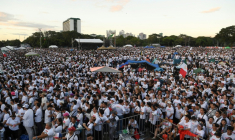 Des membres de la secte religieuse Iglesia ni Cristo ont participé le 16 novembre 2025 à une manifestation anticorruption dans un parc de Manille ( AFP / TED ALJIBE )